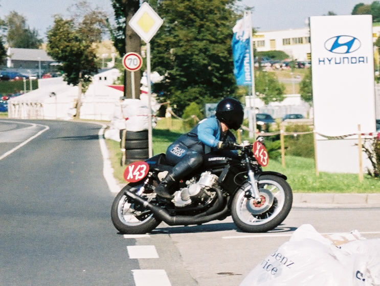 Suzuki GT 750 Zschorlau 2002
Martin Krause auf GT 750 J-Racer, `72, 2002 auf dem Zschorlauer Dreieck.
Schlüsselwörter: GT 750, Wasserbüffel