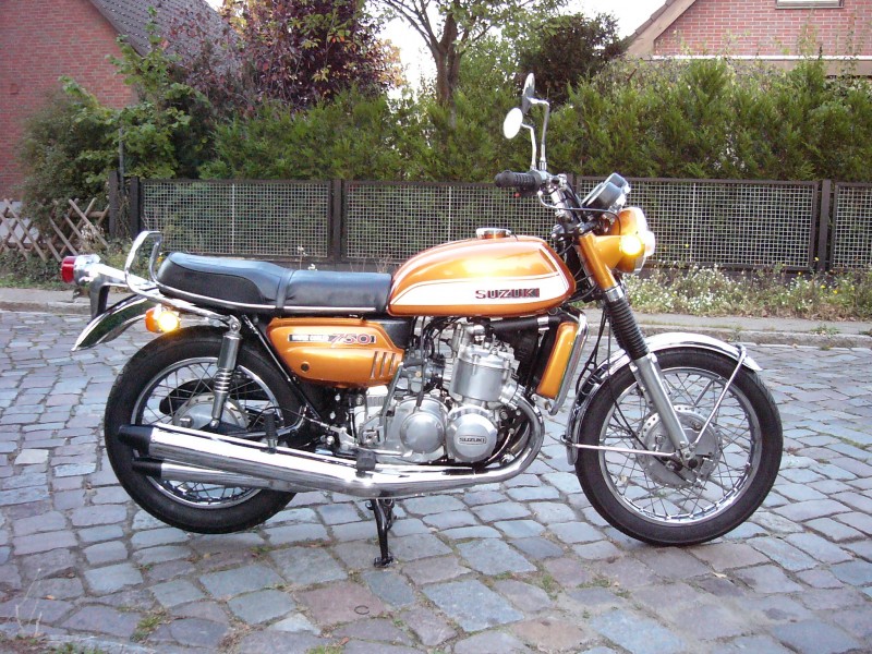 Suzuki GT 750 J Projekt 2008
Originale Restaurierung einer 72er GT 750, seltene Farbe candy yellow ocher.
Schlüsselwörter: suzuki gt750 triple wasserbüffel