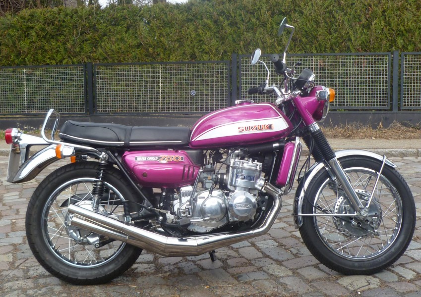 Suzuki GT 750 J Projekt 2012
Komplettrestaurierung einer 72er GT 750 mit Reimo getuntem  Zylinder und engl. 3-3 Auspuffanlage.
Schlüsselwörter: suzuki GT750 triple wasserbüffel