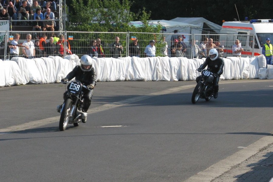 Paul Hahn - BMW und Thomas Bahners - Triumph
