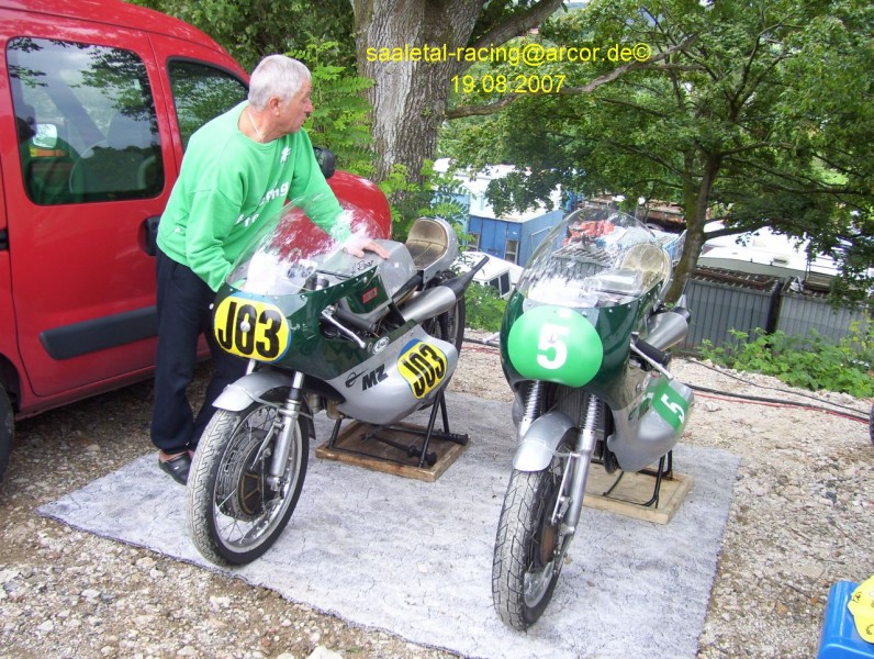 Heinz Rosner beim Anwärmen seiner 300er - Schotten 2007
