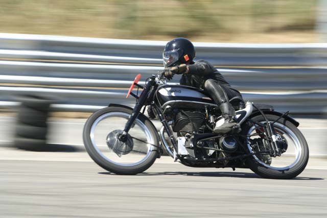 Motos Classiques Chimay 2006
NORTON 1938 500cc MICHEL DEGUELDRE (B)
