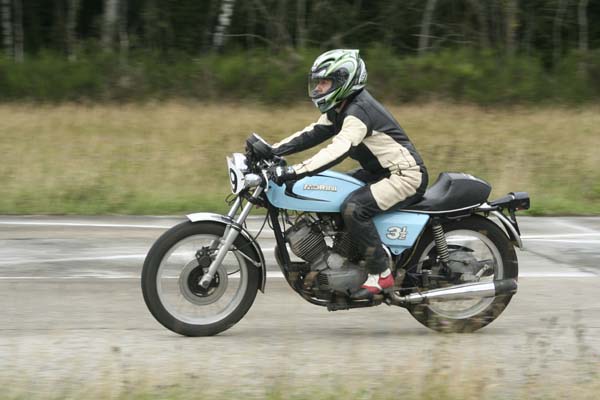 HISTORIC MOTOS ANCIENNES SAINT HUBERT 2006 (BELGIUM)
PARADE - MORINI 350 GROETEMBRIL VIVIANE
