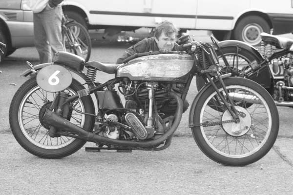 HISTORIC MOTOS ANCIENNES SAINT HUBERT 2006 (BELGIUM)
DER NEUGIERIG UND DIE NORTON 1937
