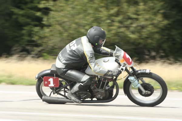 HISTORIC MOTOS ANCIENNES SAINT HUBERT 2006 (BELGIUM)
SAROLEA 600 - 1945 - JOHAN VAN DER PERRE -B-
