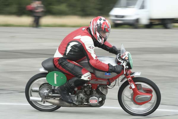 HISTORIC MOTOS ANCIENNES SAINT HUBERT 2006 (BELGIUM)
BOB EDWARDS - ARIEL 1960 
