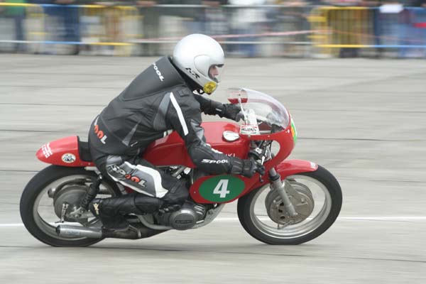HISTORIC MOTOS ANCIENNES SAINT HUBERT 2006 (BELGIUM)
SUZUKI 250 1969 - BRAM VANHENGEL
