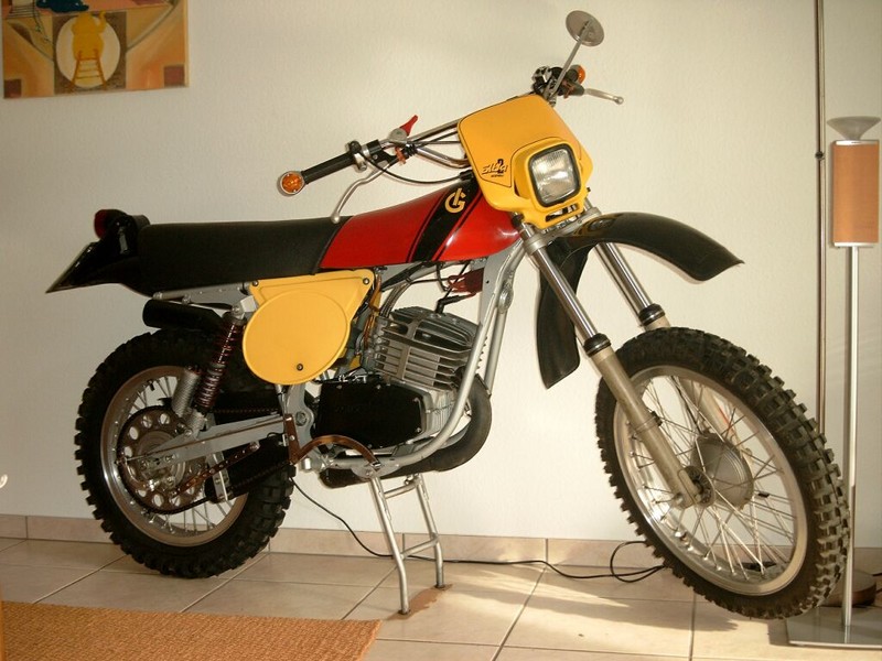 Intramotor Gloria Panther 125ccm, 25 PS mit 7-Gang Sachs
Suche für das Baby einen Platz im Museum oder einen Käufer, das Wohnzimmer wird zu klein!
Mail:swen.kunze@gmx.de
Suche alle Unterlagen zu dem Bike!
