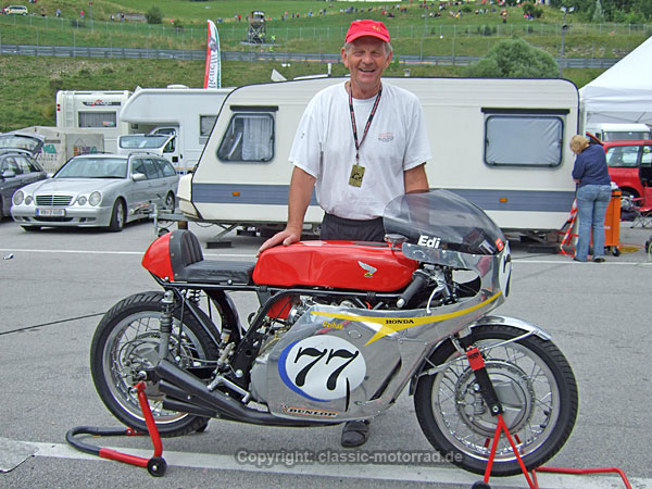 Edi Czihak mit seiner Honda 6 Zylinder Replika
