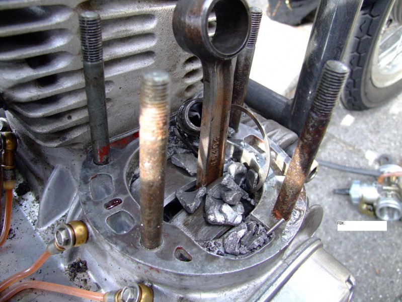 SUZUKI T 500 PISTON EXPLOSION

