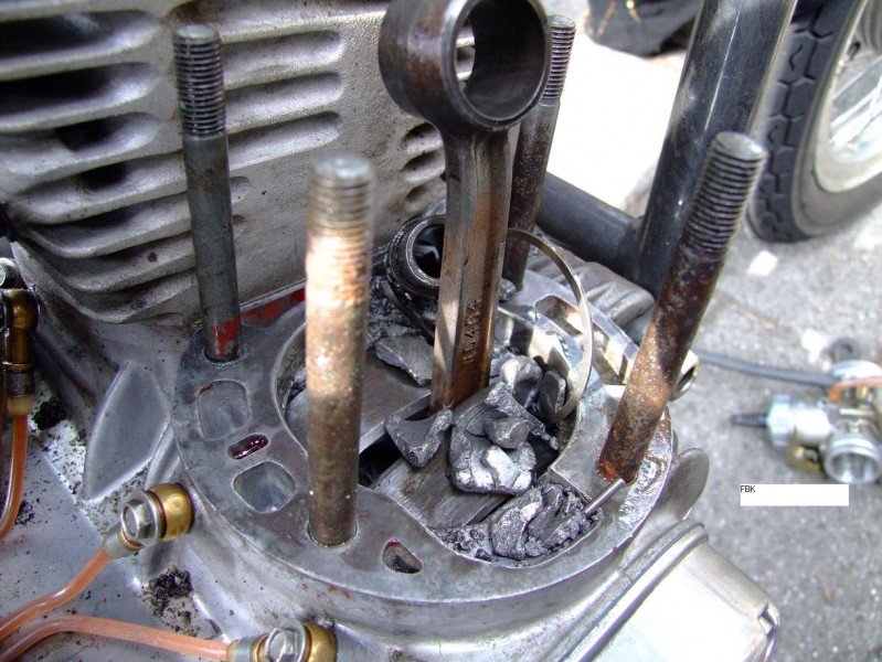 SUZUKI T 500 PISTON EXPLOSION
