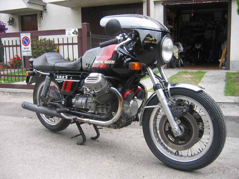 Moto Guzzi 750 S
Moto Guzzi 750 S bj. 1975 Das erste Serienscheibenbremsen von Moto Guzzi.

Nur circa 800 stueck gebaut.

Das photographierte ist ganz original, keine Ueberholungsarbeit. DIe kleine windschutz ist nicht von Guzzi aber gleichalter. Die Blinker, die noch in Lieferungsumfang damals nicht waren, sind immerhin gleichalter und stammen von BMW r90s. Die Spiegel sind ein Pflicht von heute und sind so klein und unsehebahr als moeglich gewahelt. 
Schlüsselwörter: GUZZI 750 750S sport