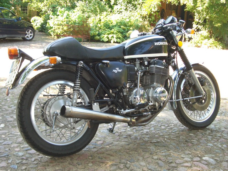 Honda CB 750 mit Eckert 970cc
Honda CB 750 K2 mit klassischem Eckert-Tuning 970cc und 80PS.
Doppelte Scheibenbremse gelocht und DID-Felgen.
dietschroe@web.de
