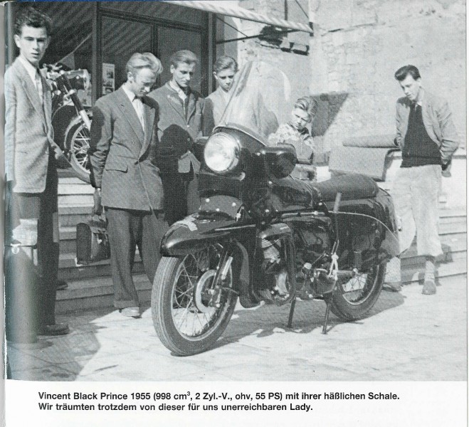 Vincent - Black Shadow
1955: Vor dem bekannten Händler Herrmann in der Stuttgarter Neckarstrasse mit den Vertretungen für Norton, AJS usw. staunen wir über diese Rarität! Man beachte auch die damalige Beinkleidung von mir!!(ganz rechts) Foto: Ernst Leverkus (Klacks)
Schlüsselwörter: Vincent Stuttgart 