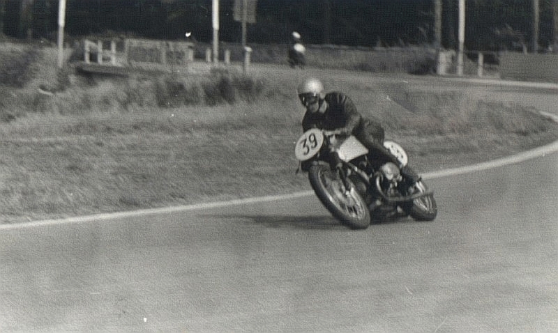 R 51SS/39, Peter Rüttjeroth,Gö,1968 in Hockenheim (Jupo)
Es hat zwar  mit Kaczor + Bauer zur 1.Startreihe gereicht, aber leider riss bei 8500/min in der letzten Runde des Trainings ein Auslassventil ab.
