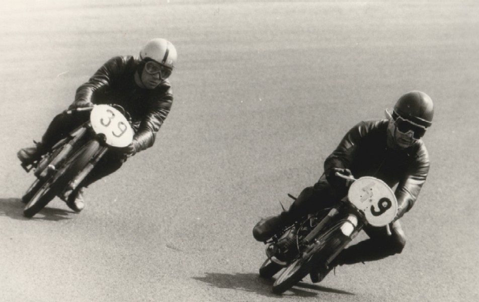 Erwin Eimermann am Beginn seiner Karriere, Hockenheim 1967
Erwin (49) auf Gedlich-Kreidler in der Sachs-Kurve NOCH vor Peter Rüttjeroth (39) EB-Sachs, aber---"dann macht der Reiter - PLUMPS"---
