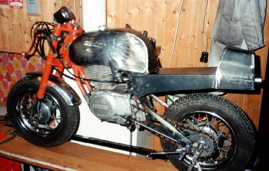 Mix aus Garelli-Bonanza + Honda CB 50 J  aus Gewichtsgründen wurde das Cantilever-Federbein weggelassen!
