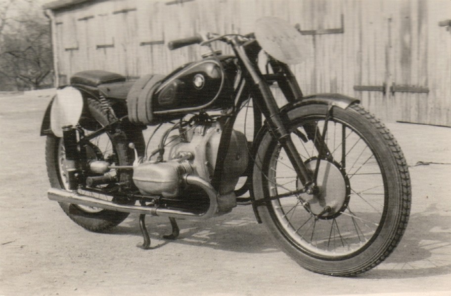 BMW R51/SS Bj.1939
Diese Maschine wurde kurz vor Ausbruch des 2.WK geliefert, demontiert im Kleiderschrank versteckt + so beim 1.Nachkriegsrennen 1948 eingesetzt. (Man vergleiche mit dem Material, das man beim VFV präsentiert bekommt!)
