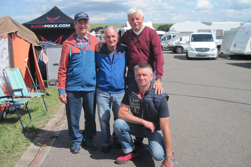 Die ältesten, noch aktiven ehemaligen DDR-50er Fahrer
von links Harald Kötting ( 81), Klaus Schallig ( 81 ), Ralf Schaum ( 75 ), unten Maik Kötting, Sohn von Harald.
Foto : Gisela Schellig
