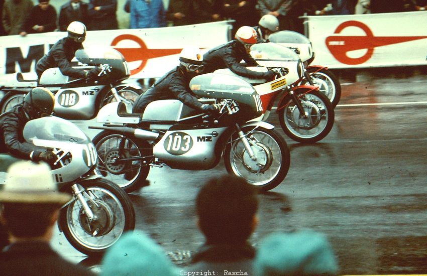 Startaufstellung der 250er
104 Kelvin „Kel“ Carruthers, 111 Kent Andersson, 118 Günter Bartusch
