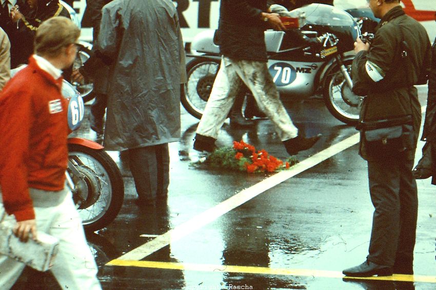 Sachsenring 1969
Start der Klasse 350ccm. Blumengebinde für den tödlich verunglückten Bill Ivy
