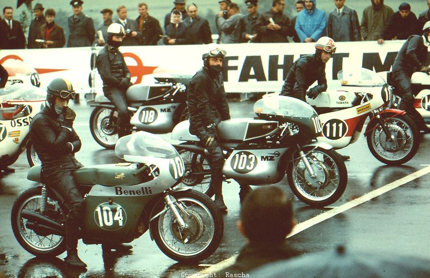 Startaufstellung 250er
104 Kelvin „Kel“ Carruthers, 111 Kent Andersson, 118 Günter Bartusch, 107 Santiago Herrero
