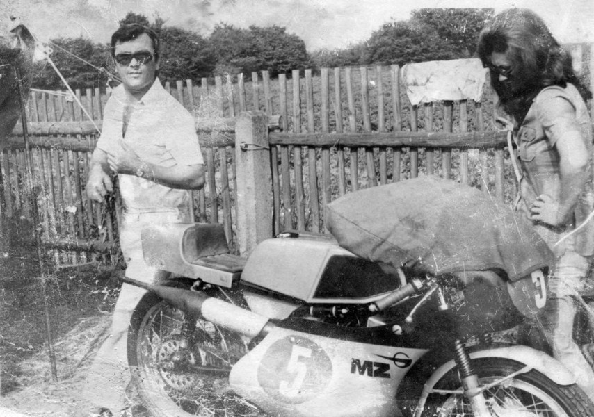 WM 1971 Sachsenring
Silvio Grassetti mit Bekleidung im Fahrerlager
Foto: Rascha
