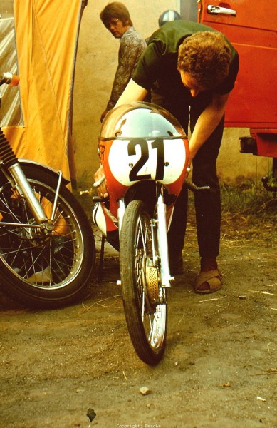 1971 Sachsenring
Startnummer 21, Jan de Vries. Im Hintergrund Jörg Möller
