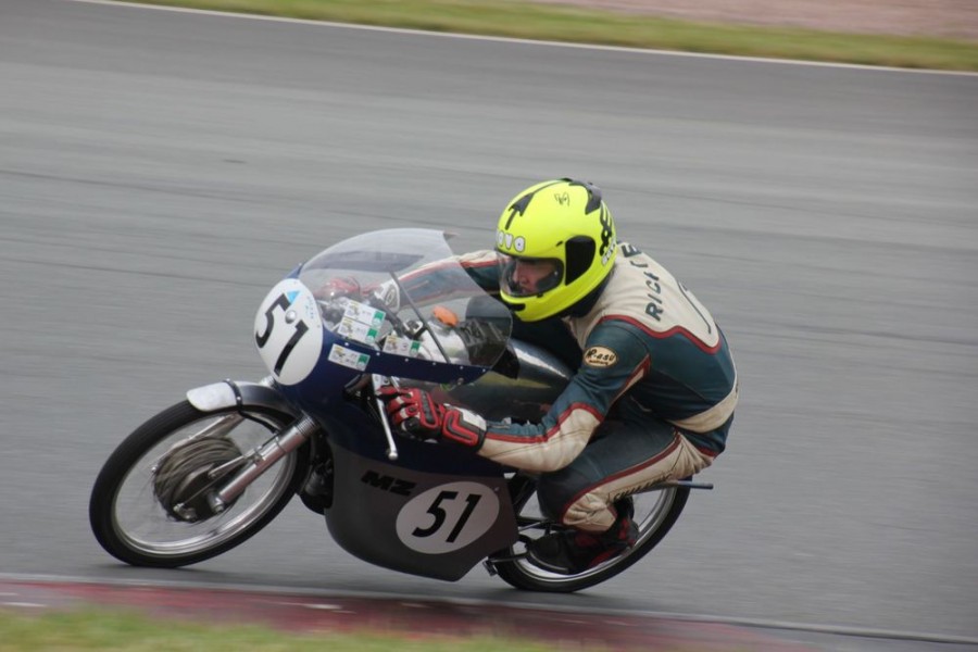 Michel Deisinger treibt die 50er MZ bei bei der Sachsenring Classic 2016 um den Kurs
