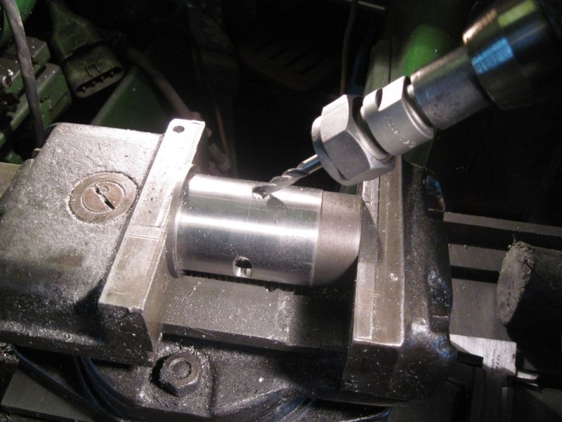 Für den Motor der 50ccm MZ wird in Rascha's Werkstatt eine neue Laufbüchse angefertigt.
