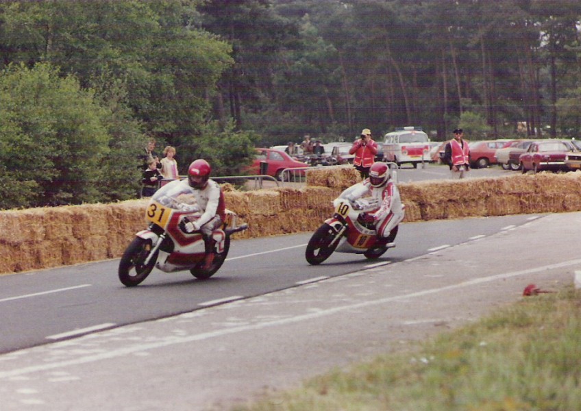 51
nr 31 van Heugten Theo 
nr 10 Heutmekers Harrie
Circuit  Someren Lierop
Klasse 500cc NMB Nederlandse Motorrijders Bond
jaar 1979
van Heugten op Suzuki RG 500cc 4 cyl Nico Bakkerframe 
