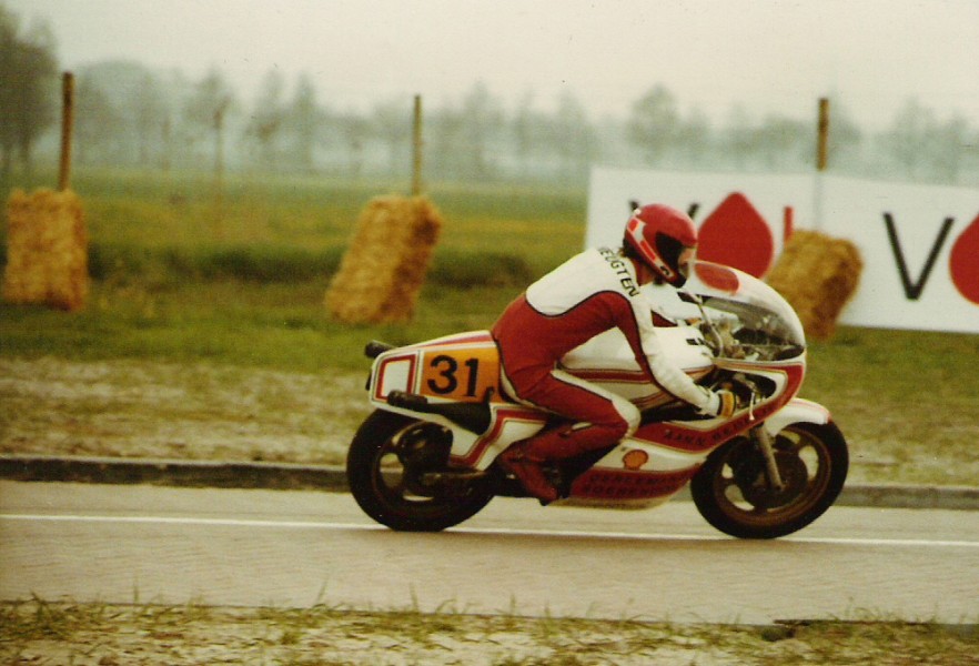 40
Van Heugten 
NMB Motorwegrace 
200 mijlsrace Helmond 1979
31 Theo
