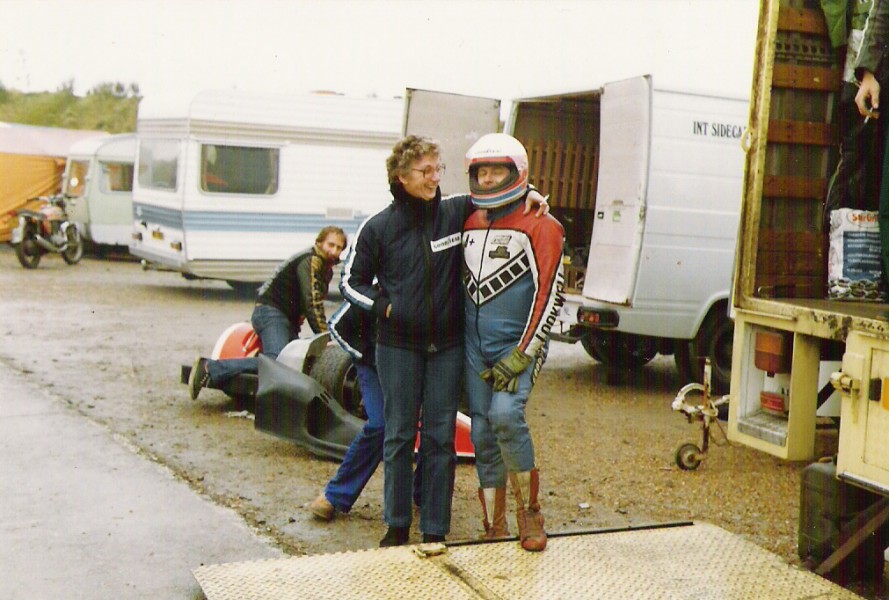15
Brands Hatch 1980 okt
voorgrond Harry Heutmekers & Schoonmoeder Theo v H
achter Zijspan Jo van de Ven & Puck v Deursen
