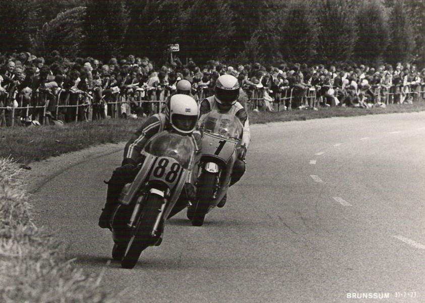 20
Motorwegrace. nmb500cc. 1977 Brunssum.
88 Theo van Heugten Yamaha ex motor Harrie vd Pol †
met deze motor werd Harrie vd Pol Nederlands Kampioen NMB 500cc 1976
nr 1 Harrie vd Pol  † Suzuki RG 500cc.ex Motor Wil Hartog.
 
