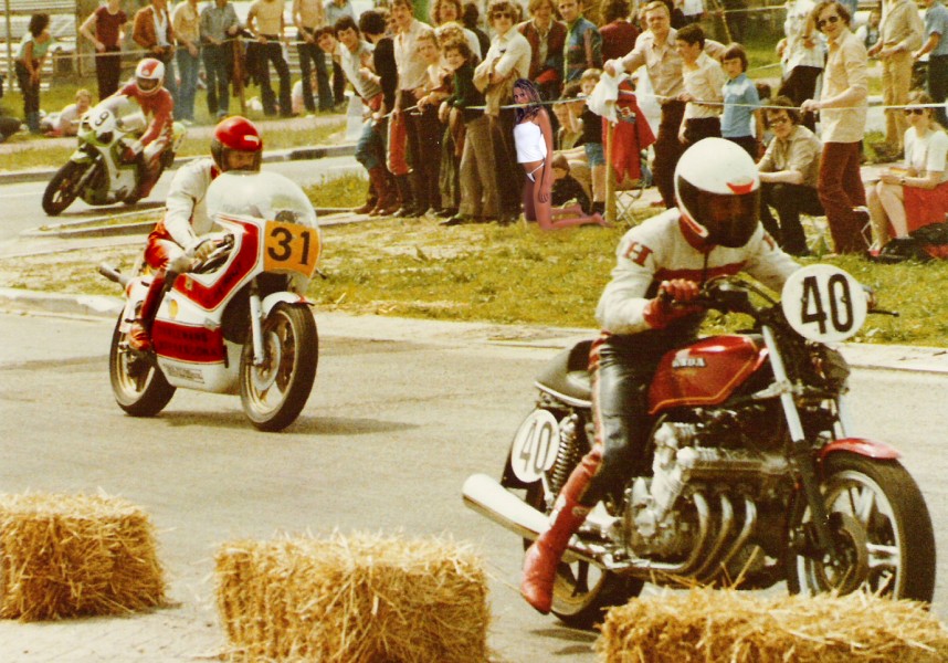 70
NMB Helmond 1979 200 mijlsrace 
40 Harrie vd Kruis Honda 6 cyl
31 Theo van Heugten Suzuki RG 500cc 4 cyl
9 ???
Skón Publiek
