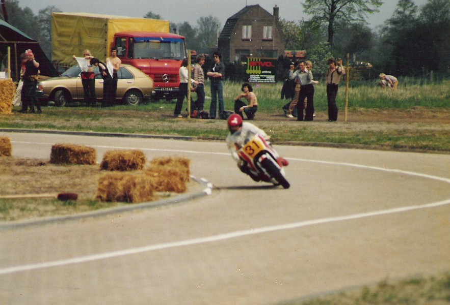 37
van Heugten
nmb Motorwegrace 
Helmond 200mijlsrace 1979
Suzuki RG500 4cyl
31 Theo
