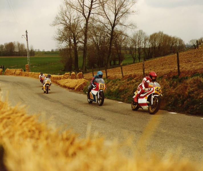 53
Wijnandsrade NMB 500cc klasse 1980
40 Theo van Heugten Yamaha 352cc 2cyl (Nico Bakker frame)
89 Nico Lentjes †
68 ?
69 ?

