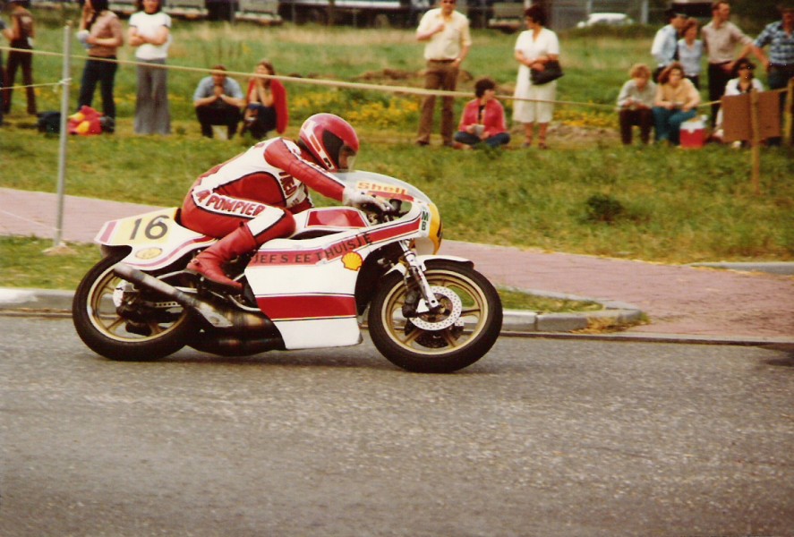 28
van Heugten Theo
NMB Helmond 200 mijlsrace 
1980 Yamaha 
Uitlaat iets te laag gehangen 

