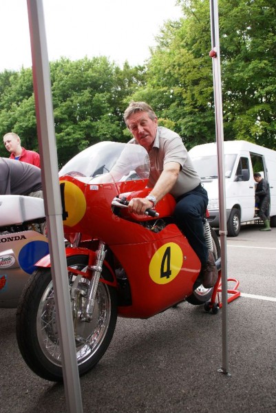 Mick Grant on my bike!
At Scarborough Barry Sheene Racing Festival Mick Grant on my latest bike Honda Drixton.
He really loved the seat!
Schlüsselwörter: John Mick Honda Drixton Scarborough