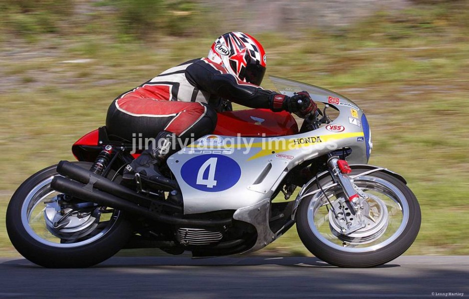John Clarijs RC172 rpl Honda
John Clarijs Honda RC172 rpl 350Gr2 Gedinne Belgian classic TT
Schlüsselwörter: classic racer honda