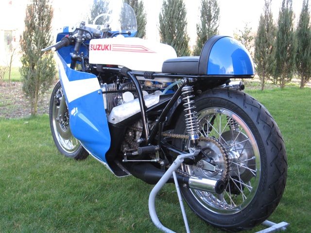 suzuki tr 750 replica samracing
Hallo nach ungefahr drie jahren arbeit ist zie fertig 
Jets wird getestet
Schlüsselwörter: suzuki tr 750 samrcaing replica