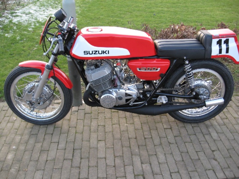 Neues motorrad gebauwd durch Samracing
Hallo hier ist die garade gebauwte Vallelunga von Samracing 
Was sol man im winter anders machen
Wird mit den Kolner kurz zum ersten mal den Nurnburgring spuren und 8 april mit pruf und einstel 
Grusse Cor  
