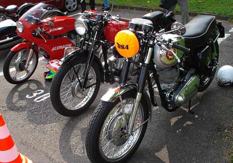 Goldie mit Gilera und Aermacchi
Englische Lady, 500er "Goldie", BSA Gold Star DBD 34 Clumban, mit den italienischen Damen von Gilera und Aermacchi  
Schlüsselwörter: BSA, Gold Star, DBD 34, Clubman, Gilera, Aermacchi