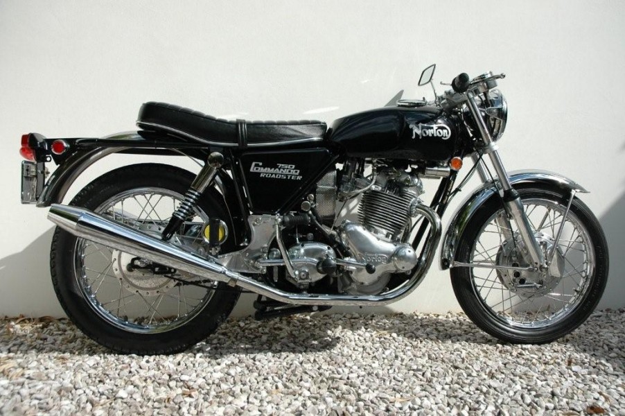 Norton Commando Roadster 750
Norton Commando, Roadster, 750 ccm, Jahrgang 1970, erste Roadster-Serie, Trommelbremsen
Schlüsselwörter: Norton, Commando, Roadster, British, Bike, Twin