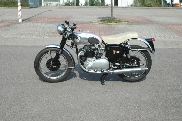 BSA A7, 1954
picture of my BSA A7. It is unrestored. The café racer modifications to look like a Rocket Goldstar were done at least 30 years ago and are thud historic in their own right.
The bike is registered and used daily.
Schlüsselwörter: BSA A7