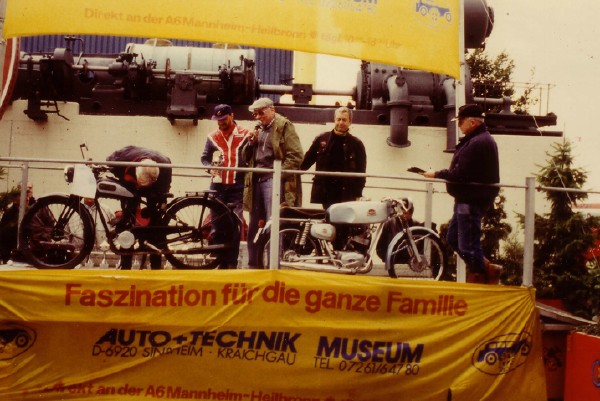 F.B.Mondial SSV4 1962
 here is Sinsheim at a meeting; the bike being explained by the legendary  Ernst Leverkus (Klacks) and Paul SImsa and myself.
Schlüsselwörter: Mondial
