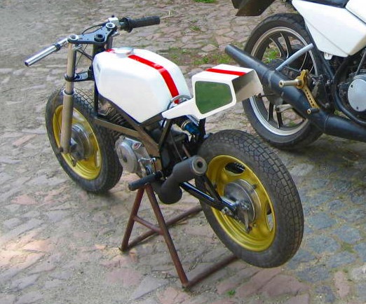 Nele´s Moped
Motor+Räder vom Simson-Roller
