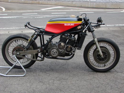 Filth's RG500
Restoration project underway . Throw away the forks and get some modern upside down Ohlins , Carbon BST Wheels , AP Brakes ............and I may have something to scare the Kettle club when we go to track days next year ! What do you think ?
Schlüsselwörter: Suzuki RG500 - Filth style !