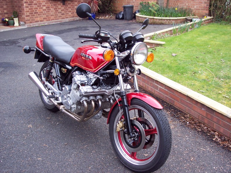 Honda CBX1000
Next year this will get a make over . Retaining the CBX classic looks but with a Fireblade rear end - swingarm and some Firblade forks up front.......its too scary for words as standard.
Schlüsselwörter: Happy Days