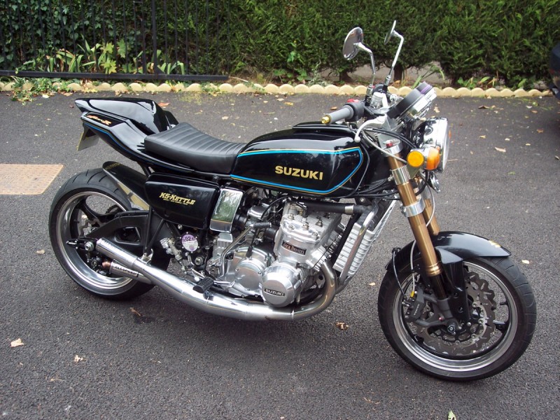 Suzuki GT750
At the front a nice new pair of yokes allowed me to fit Suzuki GSXR1000K5 Forks , brakes and wheel along with the K5 mudgaurd. A GSXR1400 headlight unit , with a electronic speedo intergrated into the standard Kettle clocks gets its message from a sensor from the rear wheel..........its my K5 Kettle ! 
Schlüsselwörter: Suzuki GT750 - K5 Kettle